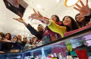 看亚洲女人操逼视频中国人依然爱赴日旅游 消费已由爆买转向网购